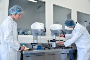 Deux techniciens de laboratoires réalisent des essais sur des mélangeurs